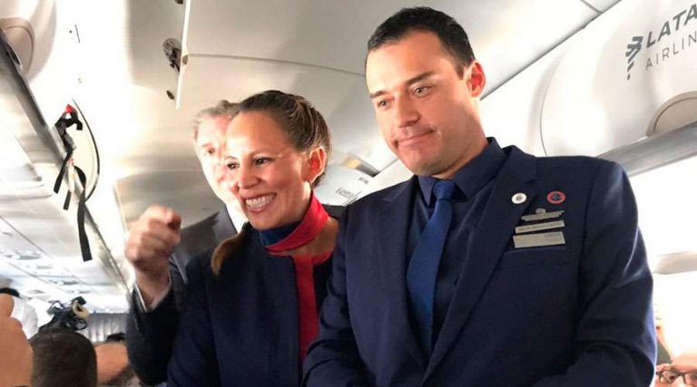 ¡Sorpresa! El Papa en Chile celebra matrimonio de tripulantes durante vuelo a Iquique