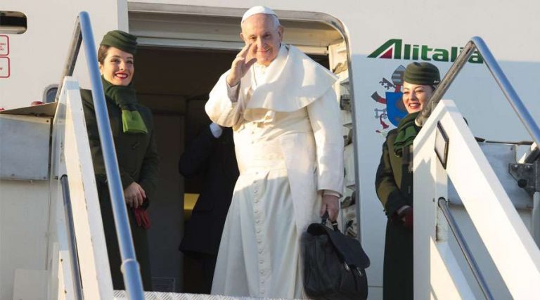 El Papa viaja ya rumbo Chile y Perú tras despegar de Roma
