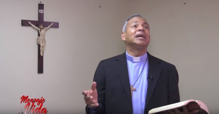 Padre Chelo con el Mensaje de Vida