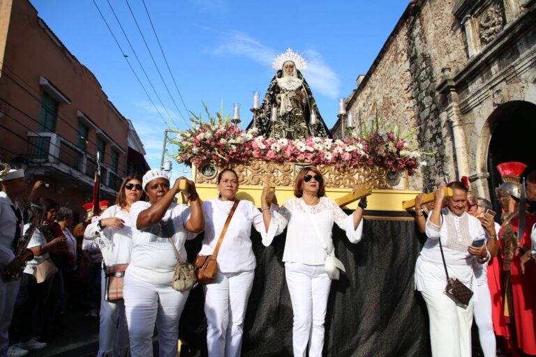 Iglesia católica realiza procesión del Santo Entierro