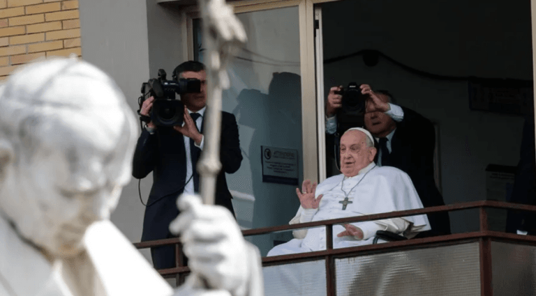 El papa llega a casa en Vaticano tras 5 semanas en el hospital por una neumonía que amenazó su vida