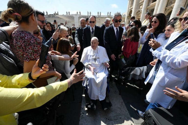 El Papa Francisco aparece en la Plaza de San Pedro al final del Jubileo de los Enfermos y el Mundo de la Salud.